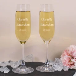 Zwei Herzen, ein Versprechen. - Geschenkset zur Hochzeit mit gravierten Sektgläsern und Holzbox