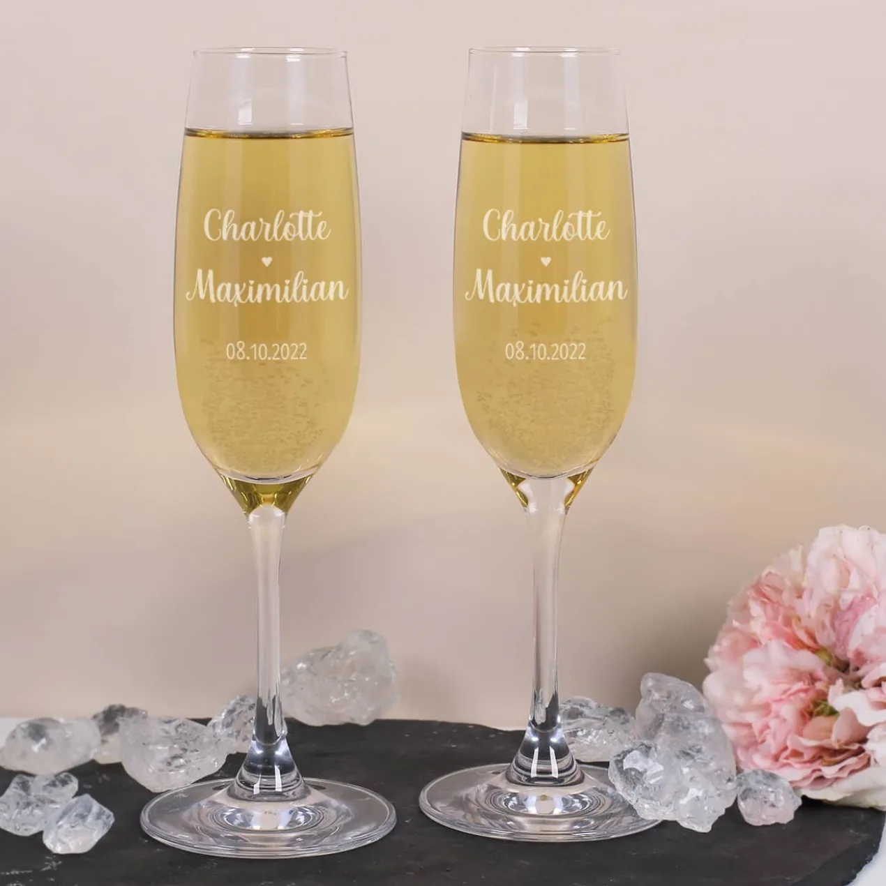 Zwei Herzen, ein Versprechen. - Geschenkset zur Hochzeit mit gravierten Sektgläsern und Holzbox