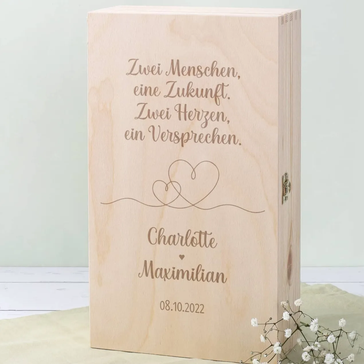 Zwei Herzen, ein Versprechen. - Geschenkset zur Hochzeit mit gravierten Sektgläsern und Holzbox
