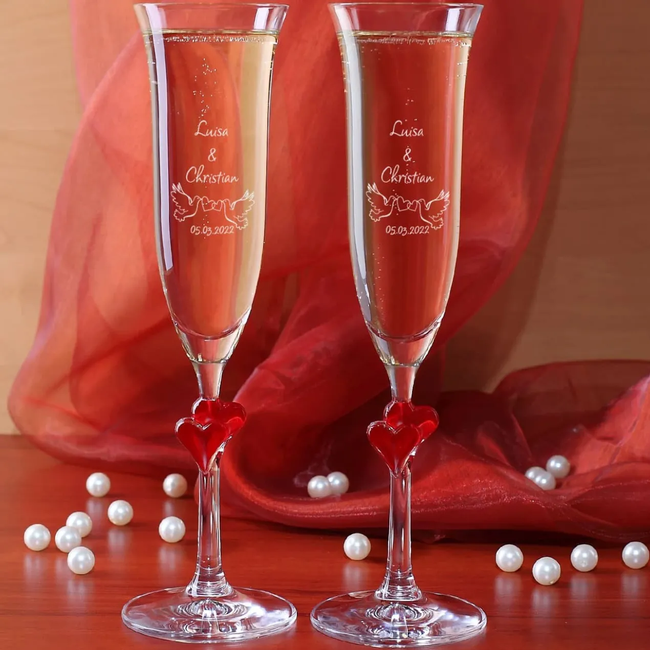 Zwei L'Amour Sektgläser zur Hochzeit mit Tauben und Ihren Wunschdaten graviert