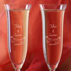 Zwei L'Amour Sektgläser zur Hochzeit mit Tauben und Ihren Wunschdaten graviert