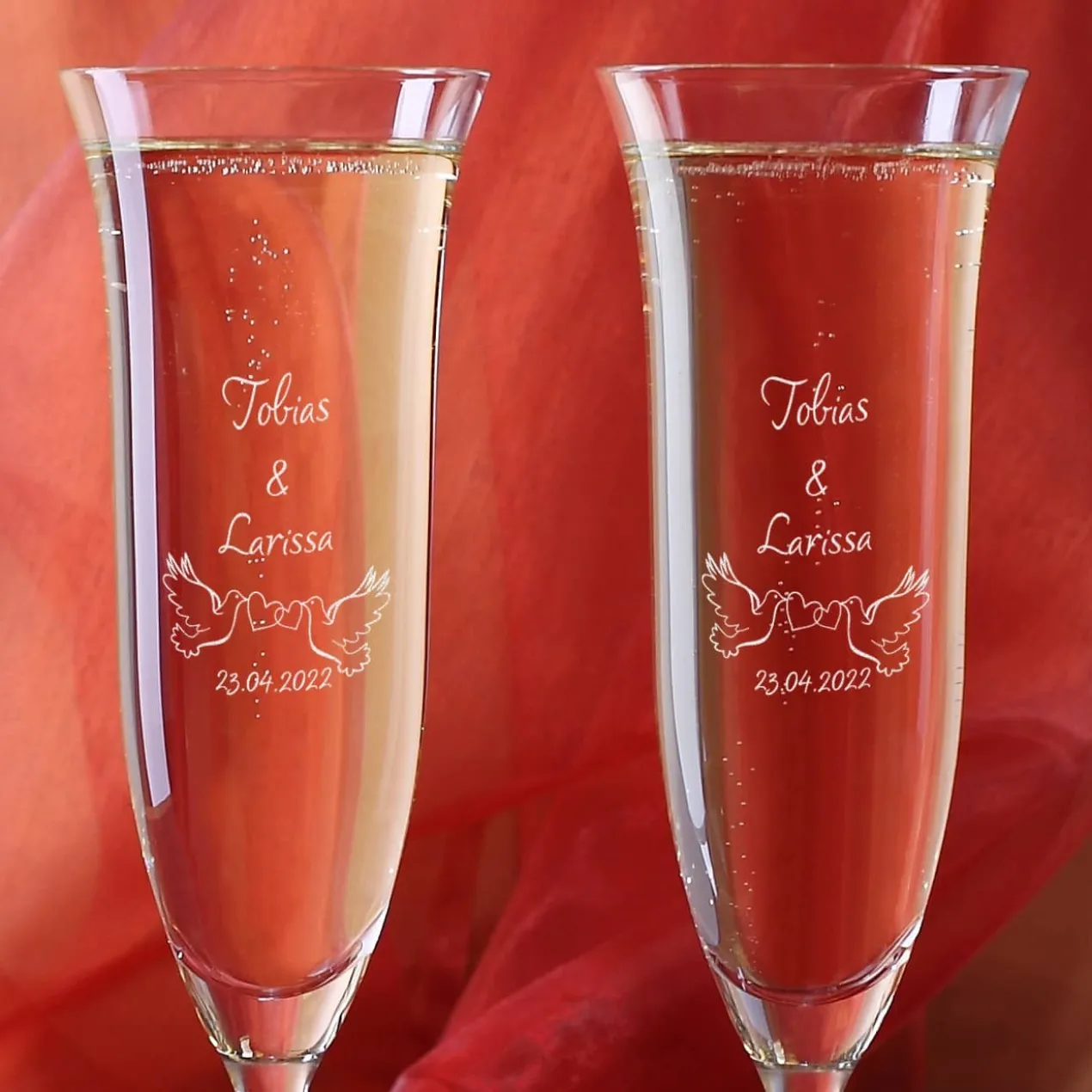 Zwei L'Amour Sektgläser zur Hochzeit mit Tauben und Ihren Wunschdaten graviert