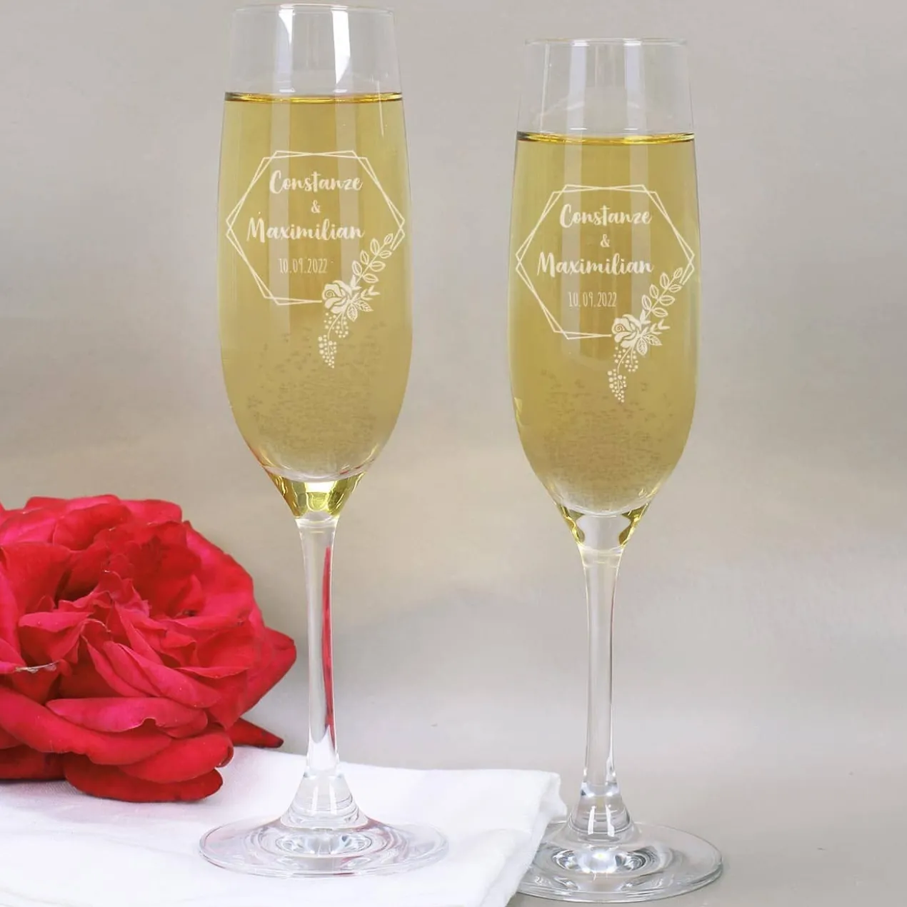 Zwei Leonardo Sektgläser mit Blüten, Namen & Datum zur Hochzeit
