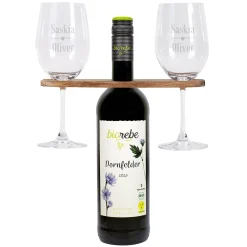 Zwei Rotweingläser mit Namen graviert, Weinbutler und veganem Biorebe Wein