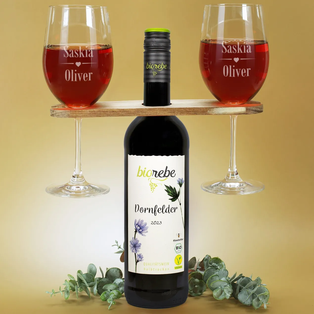 Zwei Rotweingläser mit Namen graviert, Weinbutler und veganem Biorebe Wein