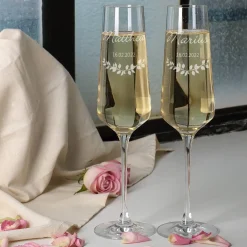 Zwei Sektgläser zur Hochzeit mit Wunschnamen und Datum